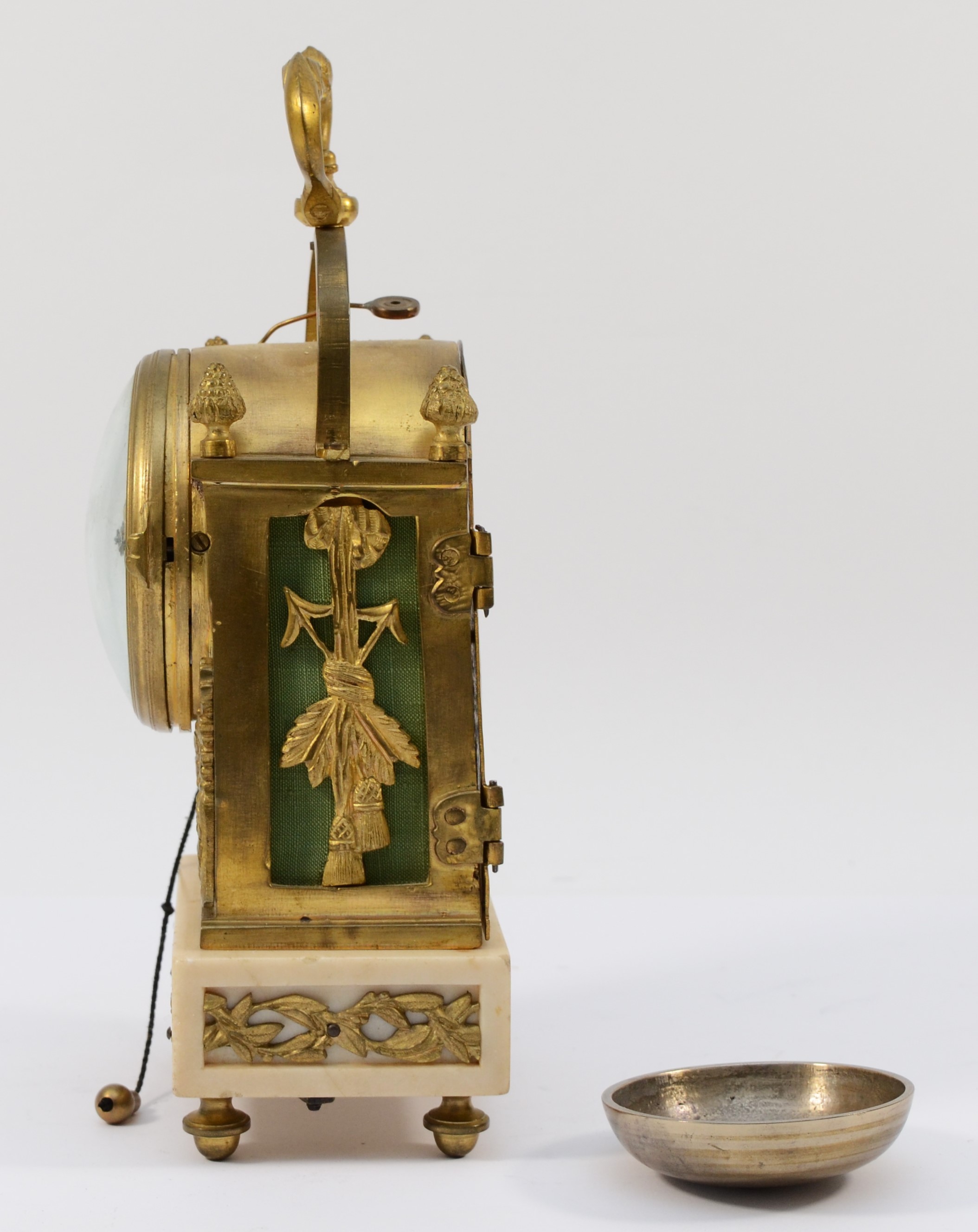 An early 19th century French gilt brass striking mantel clock, the white enamel dial with Roman - Image 2 of 9