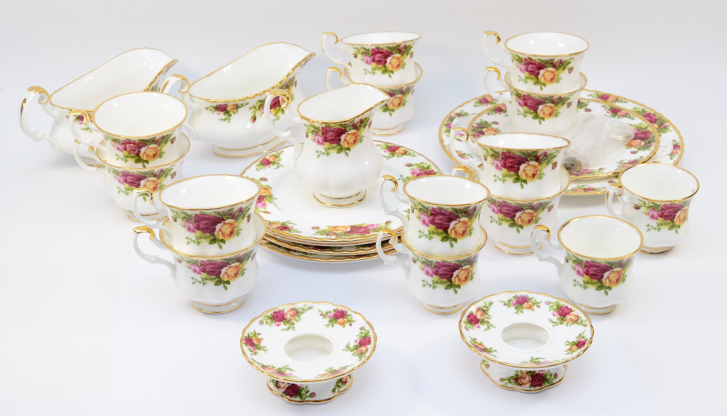 An extensive Royal Albert Old Country Roses dinner service comprising of teapot, coffee pot, - Bild 2 aus 6