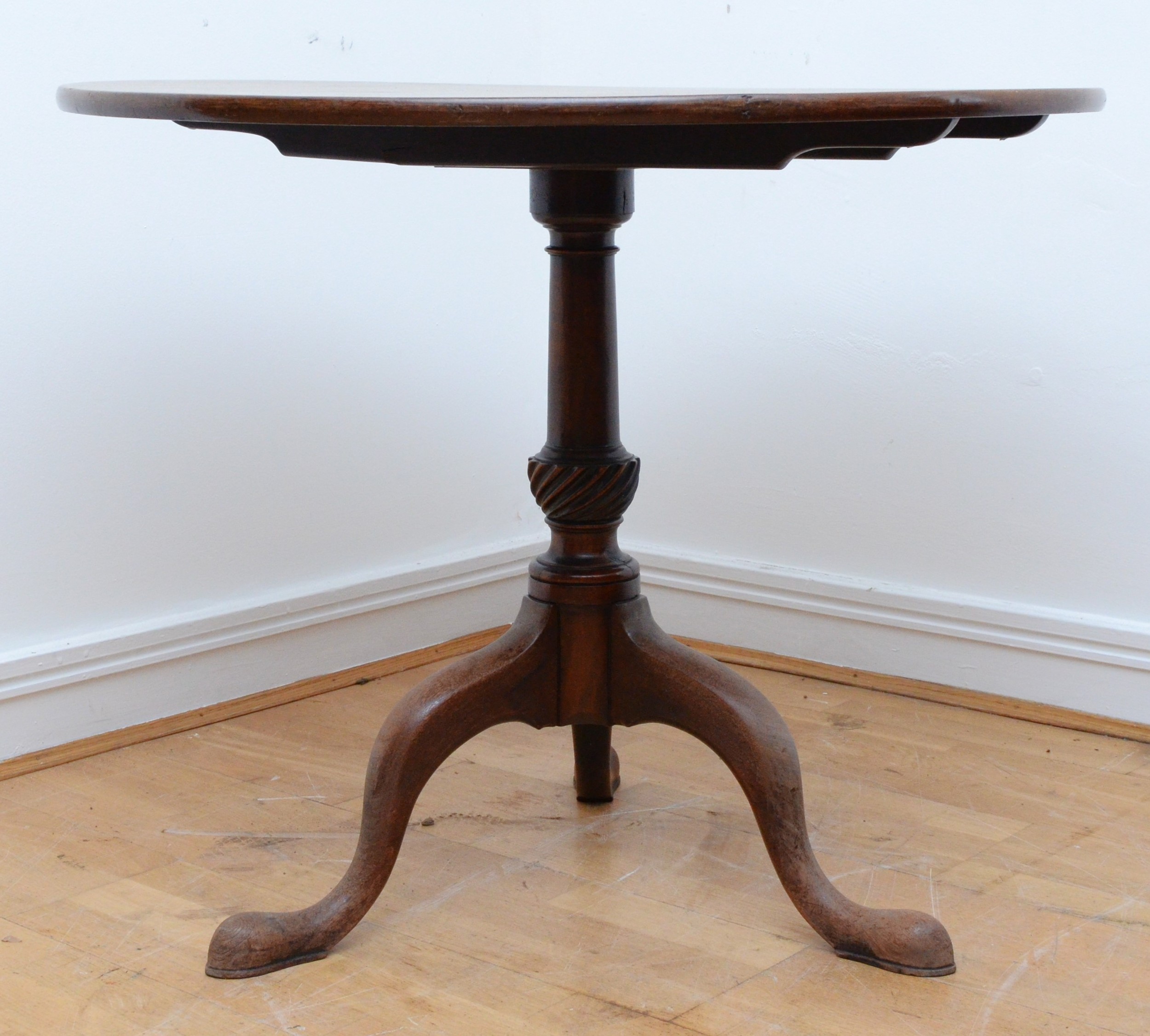 A Georgian mahogany tilt top breakfast table, circular tilt-top on turned and reed carved vasiform - Image 2 of 3