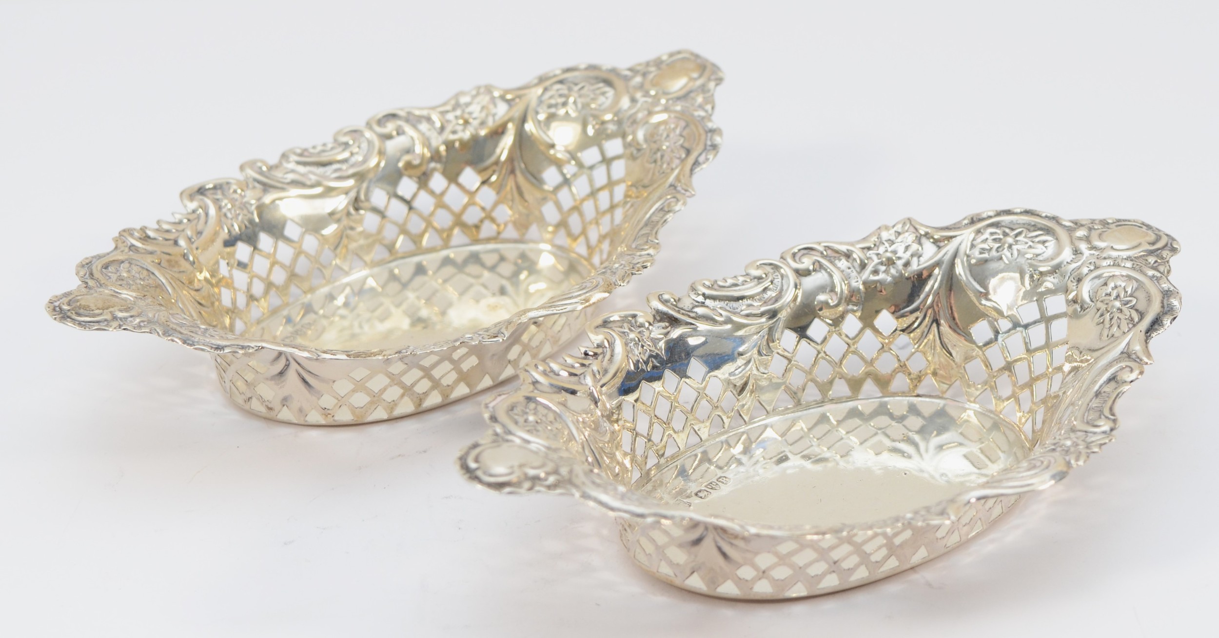 A Victorian silver pair of bon bon dishes, by Nathan & Haynes, Chester 1899, of oval pierced form, - Image 2 of 4
