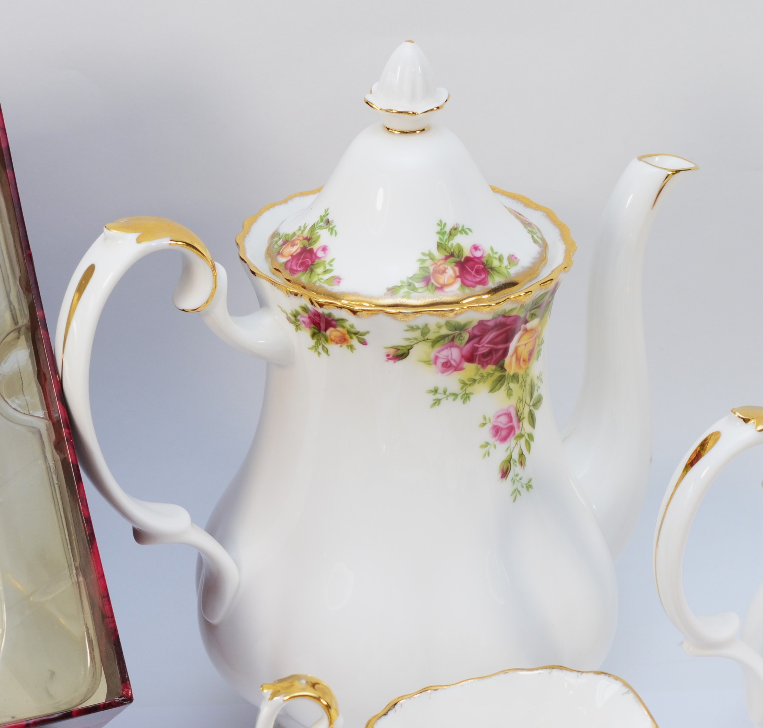 An extensive Royal Albert Old Country Roses dinner service comprising of teapot, coffee pot, - Bild 4 aus 6