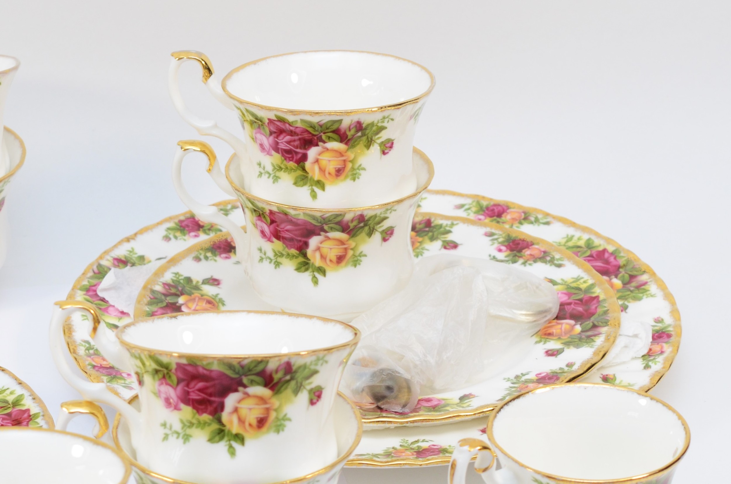 An extensive Royal Albert Old Country Roses dinner service comprising of teapot, coffee pot, - Bild 3 aus 6