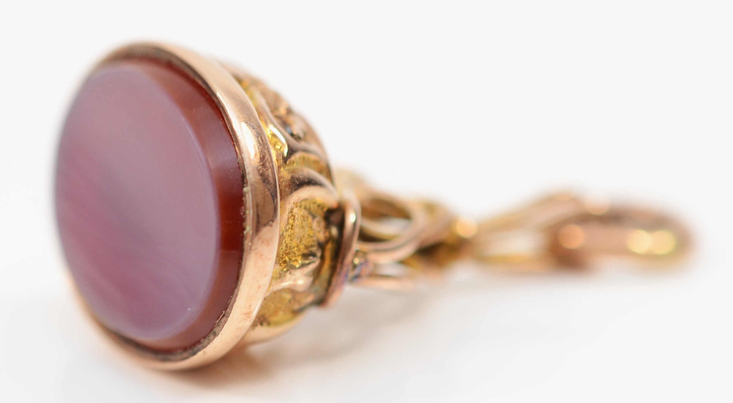 A rose gold and banded agate seal, Chester 1914, with scroll surmount25mm, 4.7gm