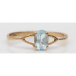 A 9ct gold and topaz ring, M, 0.9gm