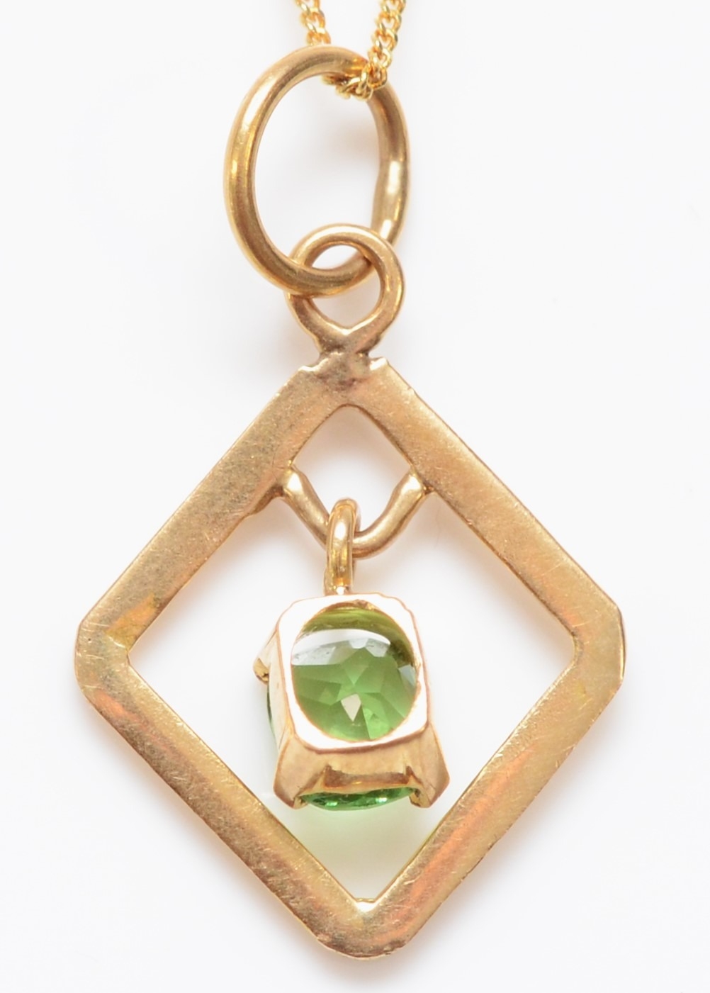 A 9ct gold and green stone pendant, 18mm, chain, 2gm - Image 2 of 2