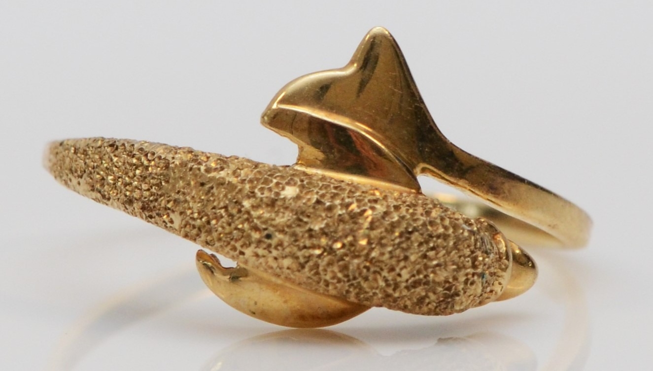 A 9ct gold textured dolphin ring, emerald set eyes, N, 1.6gm - Image 2 of 3
