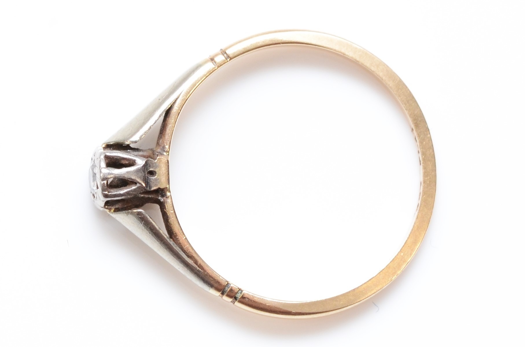 A vintage 9ct gold and platinum brilliant cut diamond single stone ring, M 1/2, 2gm - Bild 2 aus 2