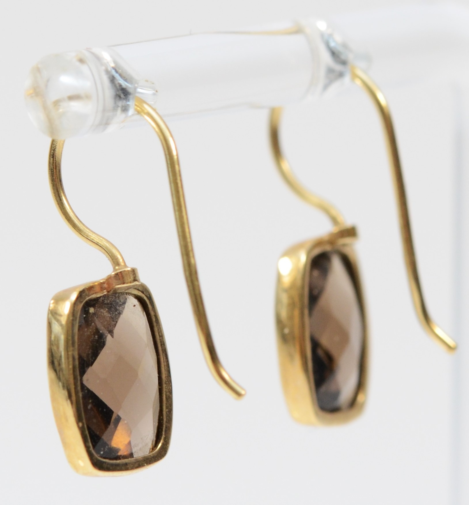 A 9ct gold mounted pair of multi facetted smokey quartz ear rings, stones 10 x 8mm, 2.1gm - Bild 2 aus 2