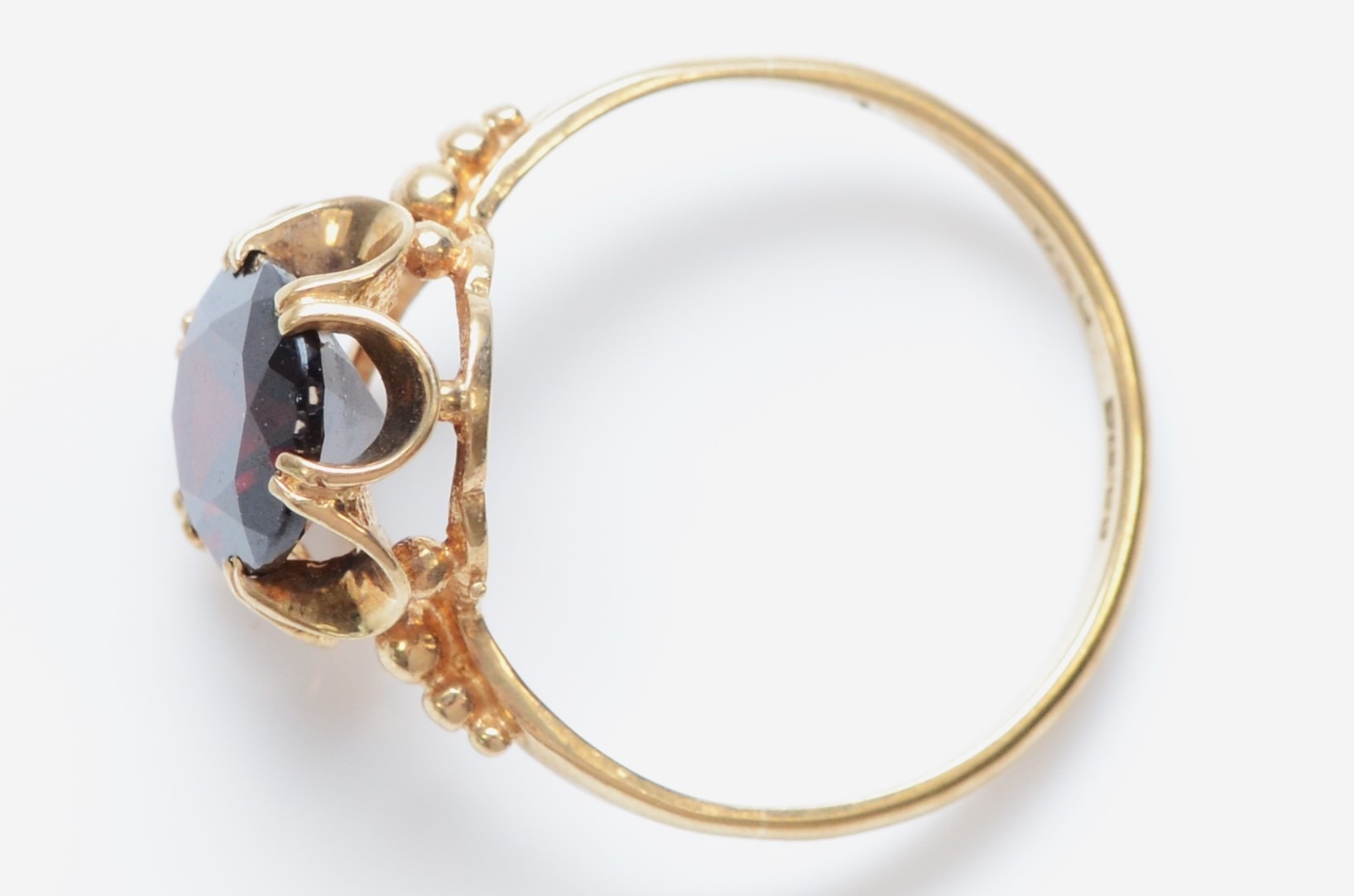 A 9ct gold and garnet dress ring, stone 10 x 8mmP, 2.2gm - Bild 2 aus 2