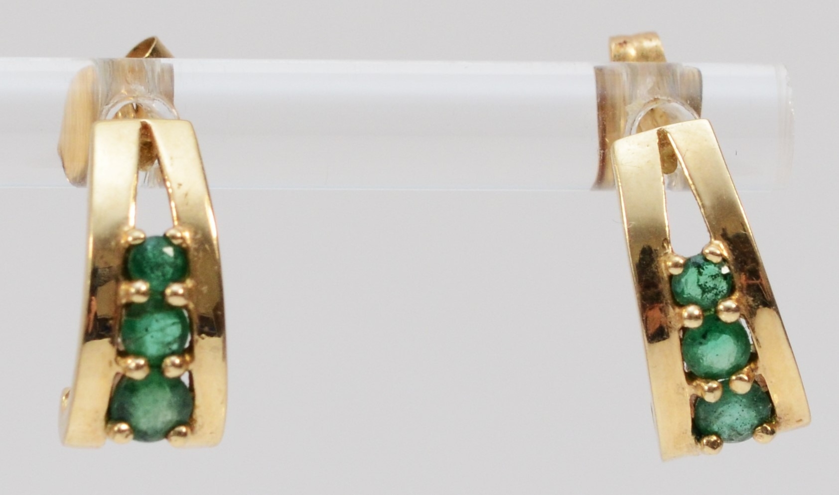 A 9ct gold pair of emerald ear studs, 12mm, 1.4gm