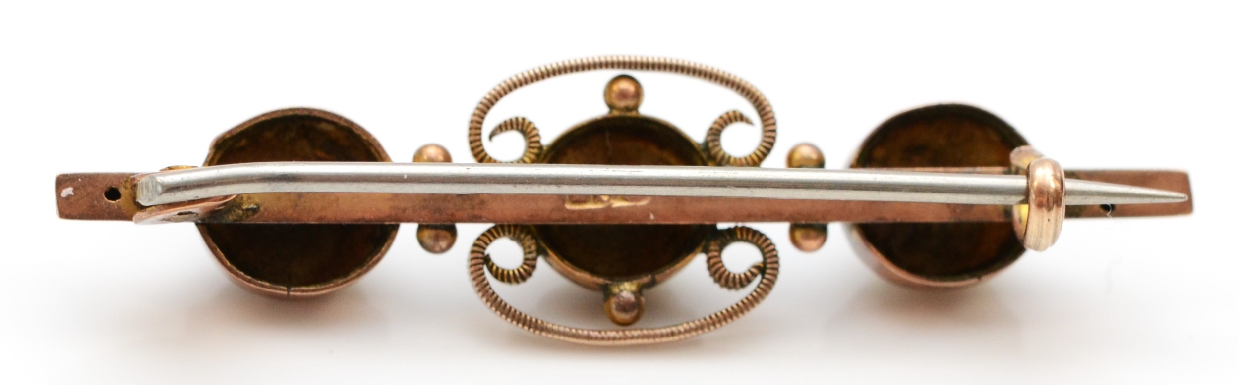 A Victorian 9ct rose gold and operculum bar brooch, 41mm, 2.4gm, metal pin - Image 2 of 2