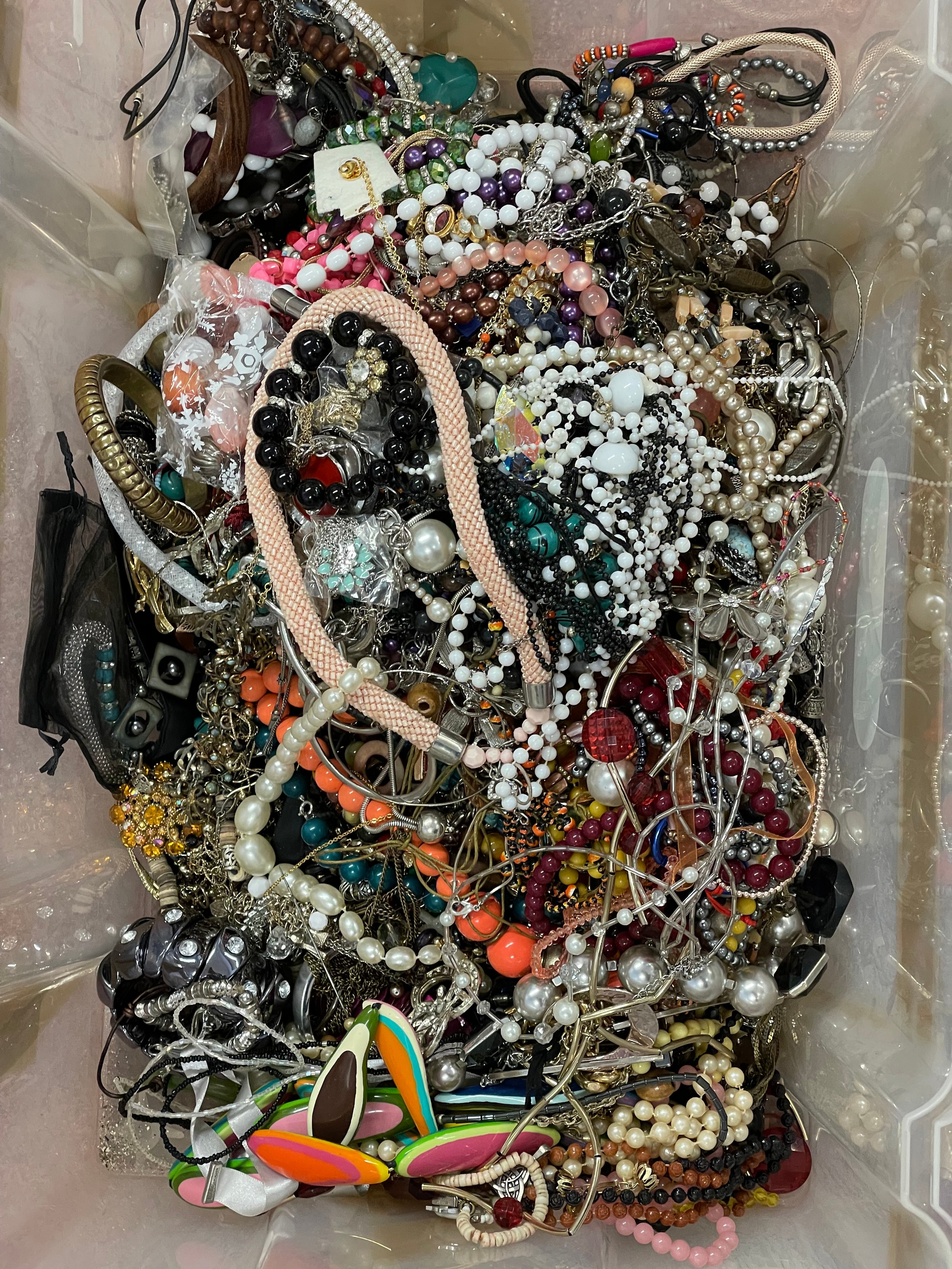 Approximately 10kg of costume jewellery.