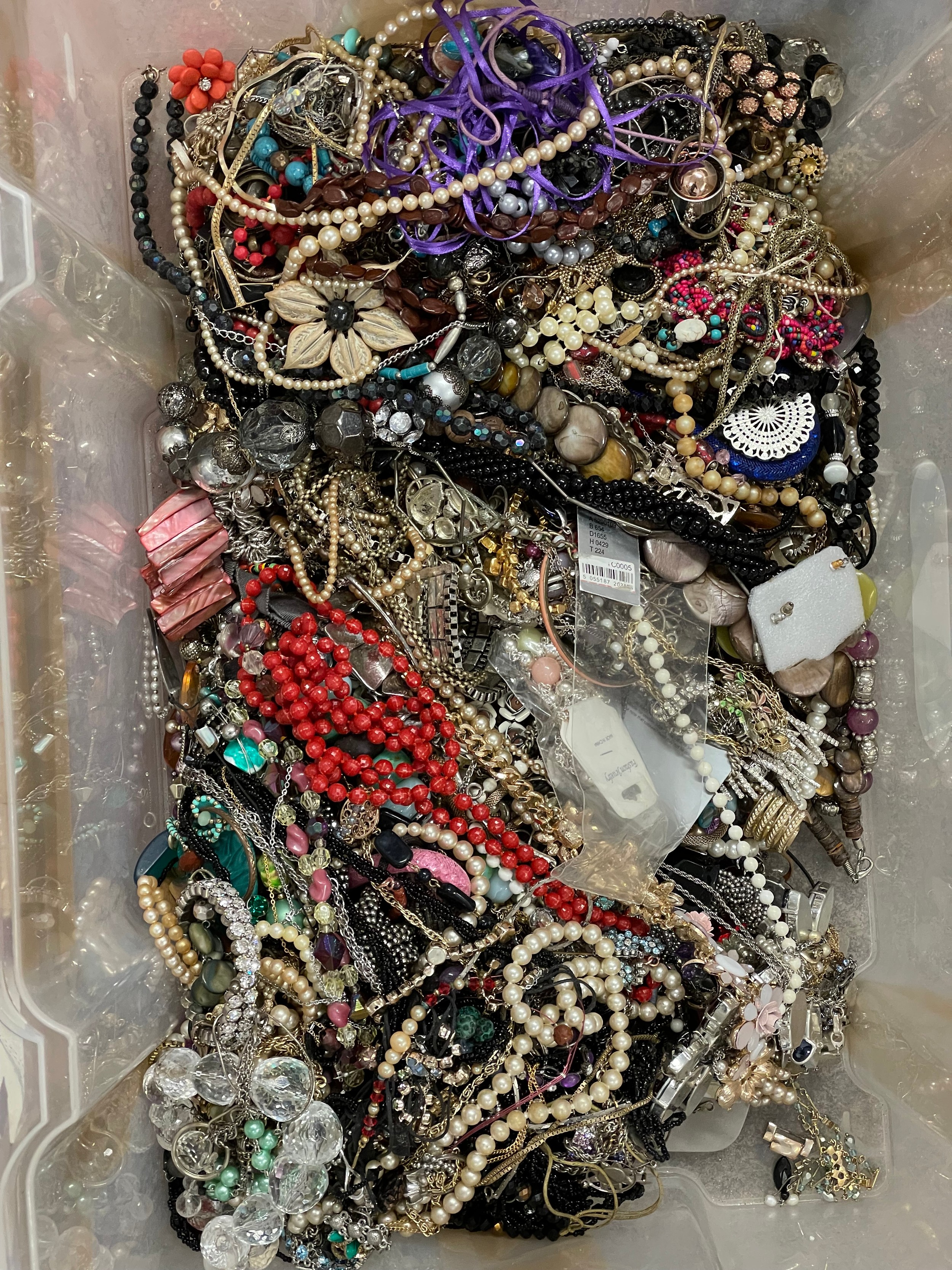 Approximately 10kg of costume jewellery.