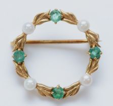 A 9ct gold emerald and cultured pearl hoop brooch, diameter 24mm, 2.8gm
