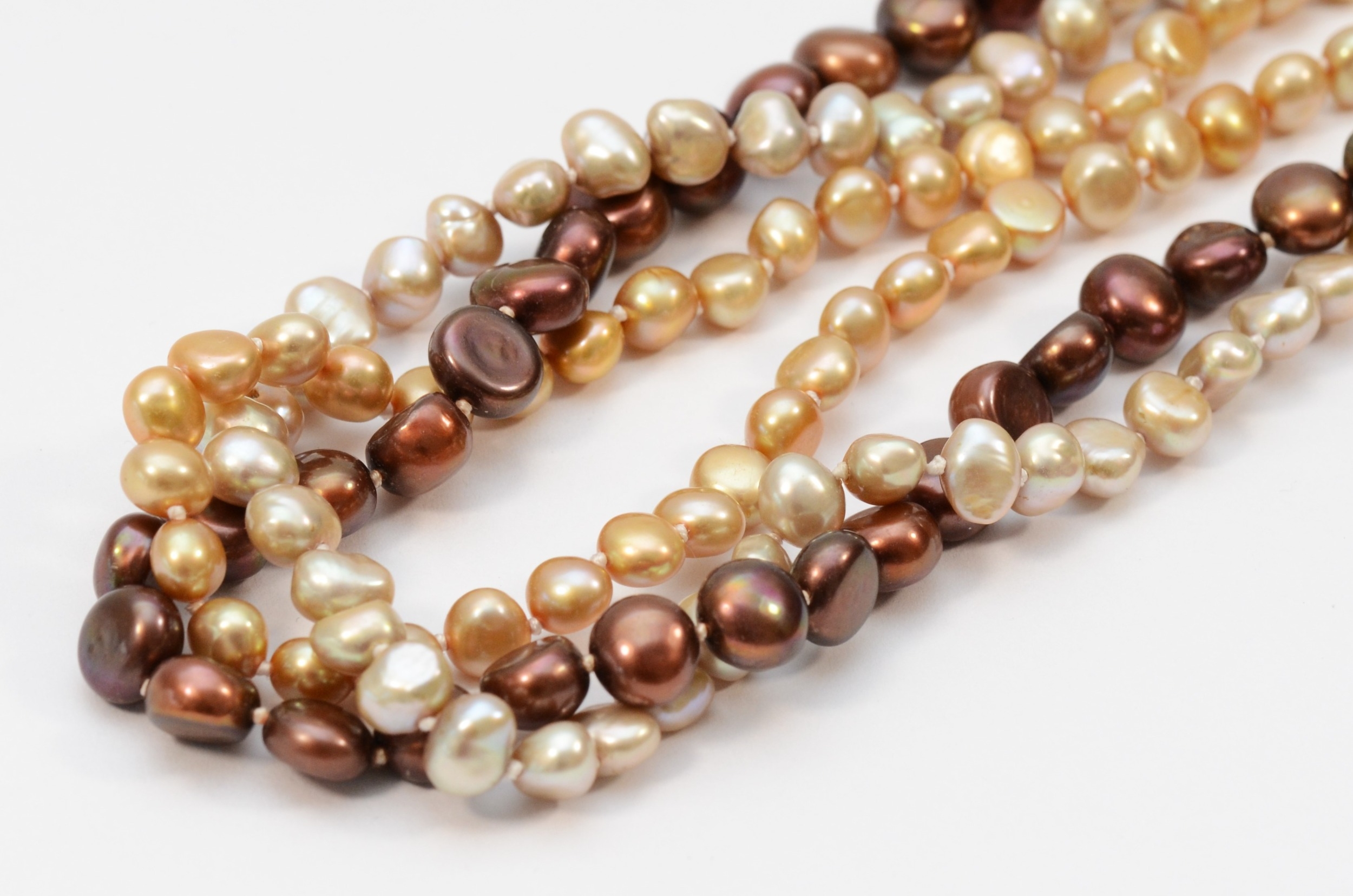 A three row baroque coloured cultured pearl twist necklace, 59cm. - Bild 2 aus 2