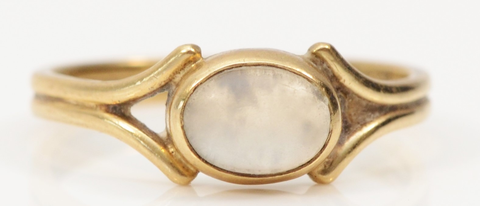 A 9ct gold and moonstone single stone ring, M, 1.7gm