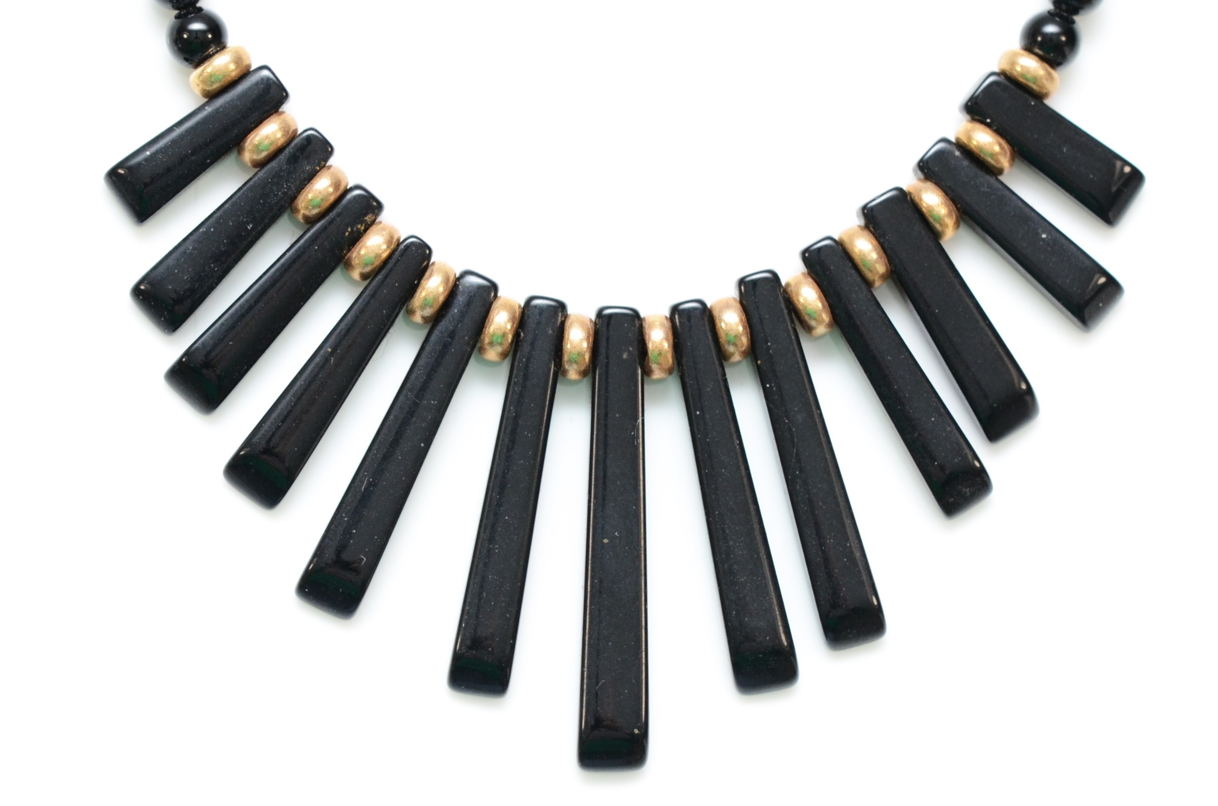 An onyx fringe necklace with 9ct gold beads, 38cm - Image 2 of 2