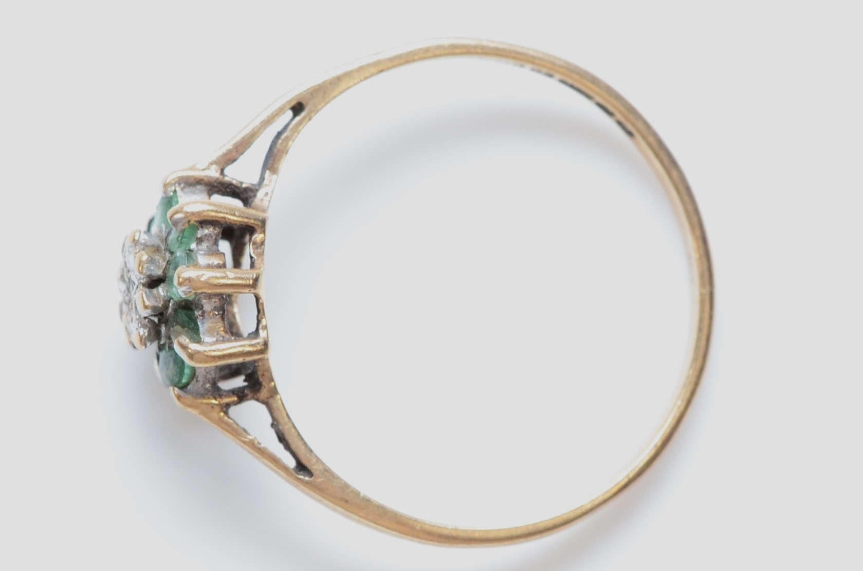 A vintage 9ct gold emerald and diamond cluster ring, M, 1.3gm - Image 2 of 2