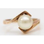 A 9ct gold and 7mm cultured pearl single stone ring, J, 2.5gm