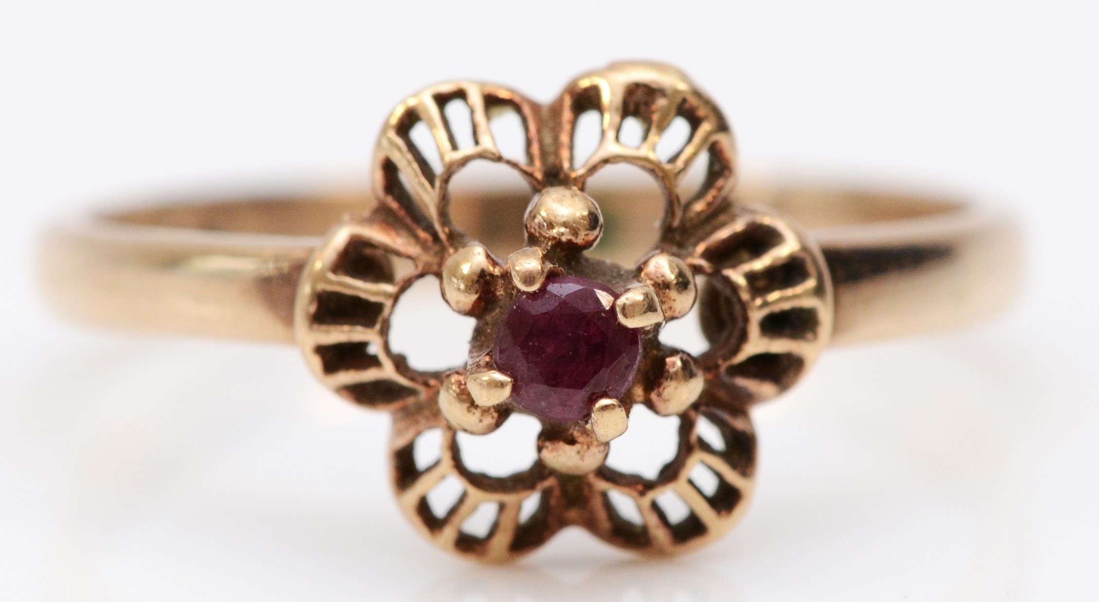 A 9ct gold and ruby single stone ring, S, 2.5gm