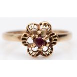 A 9ct gold and ruby single stone ring, S, 2.5gm