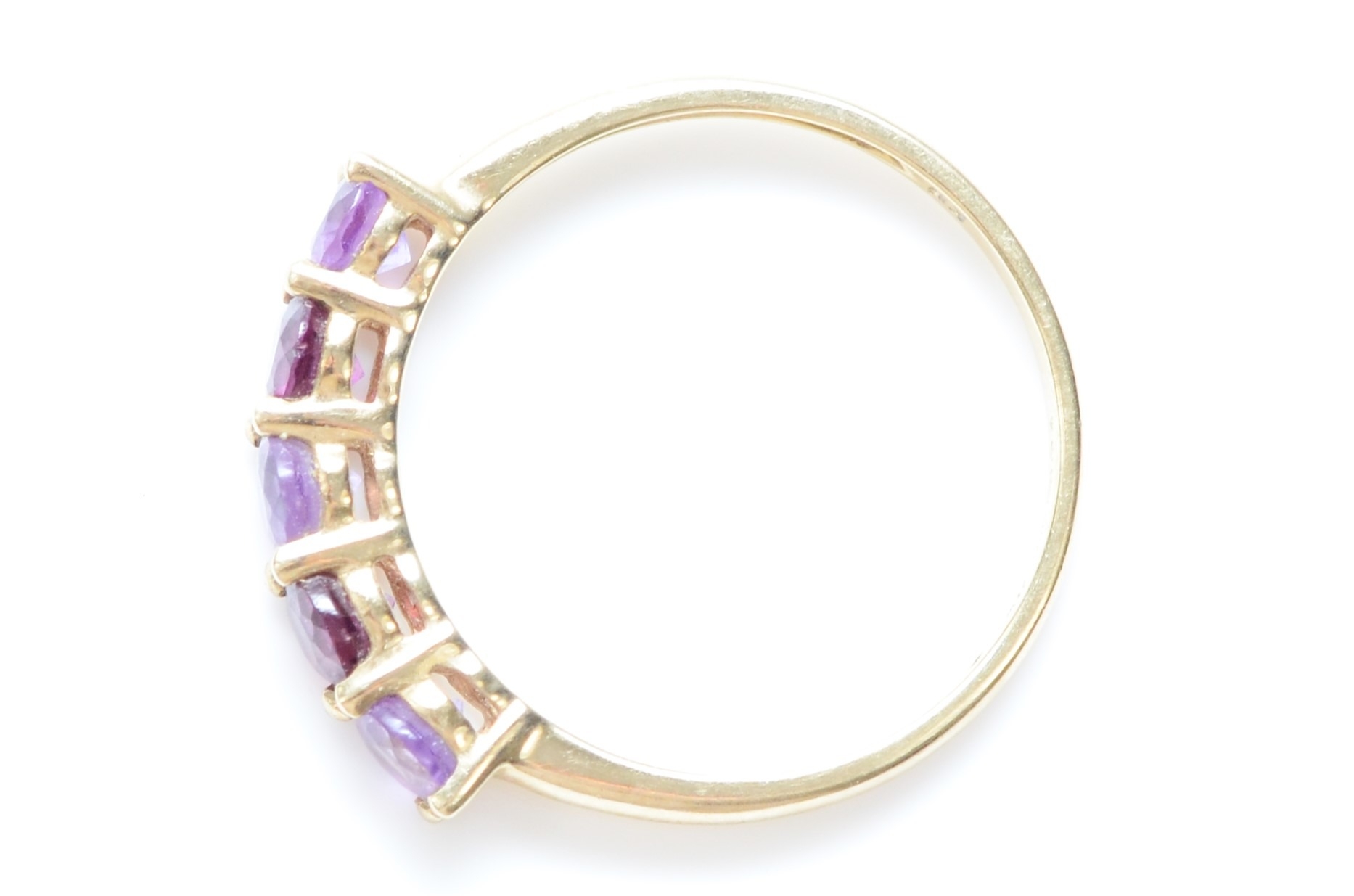 A 9ct gold amethyst and purple garnet five stone ring, O, 1.3gm - Image 2 of 2