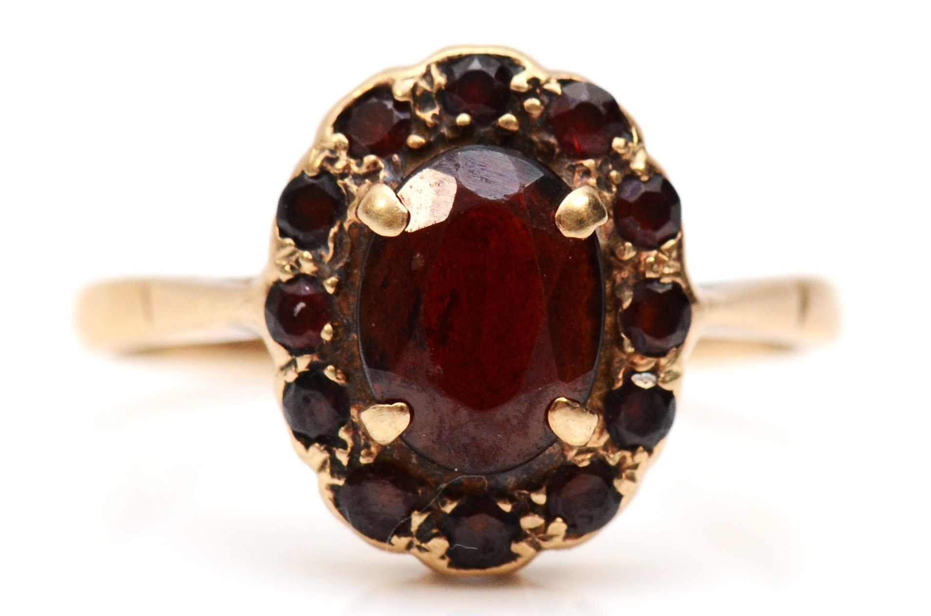 A 9ct gold and garnet cluster ring, L, 2.7gm