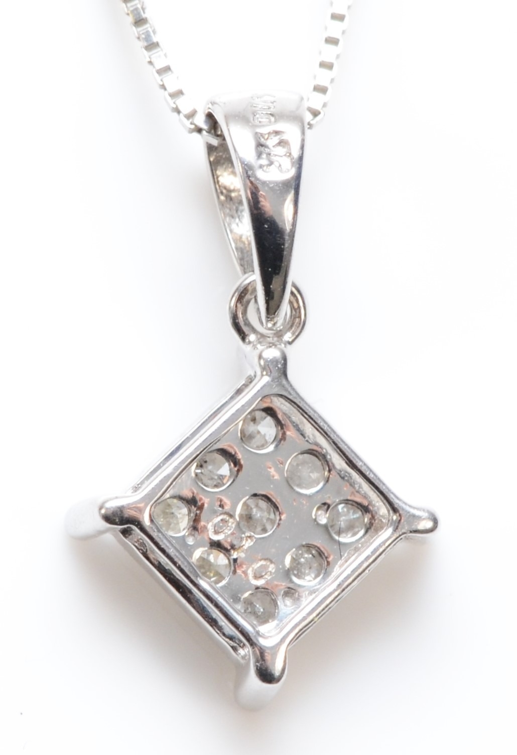 A 9ct white gold and diamond set pendant, 5 x 5mm, chain, 1.4gm - Bild 2 aus 2