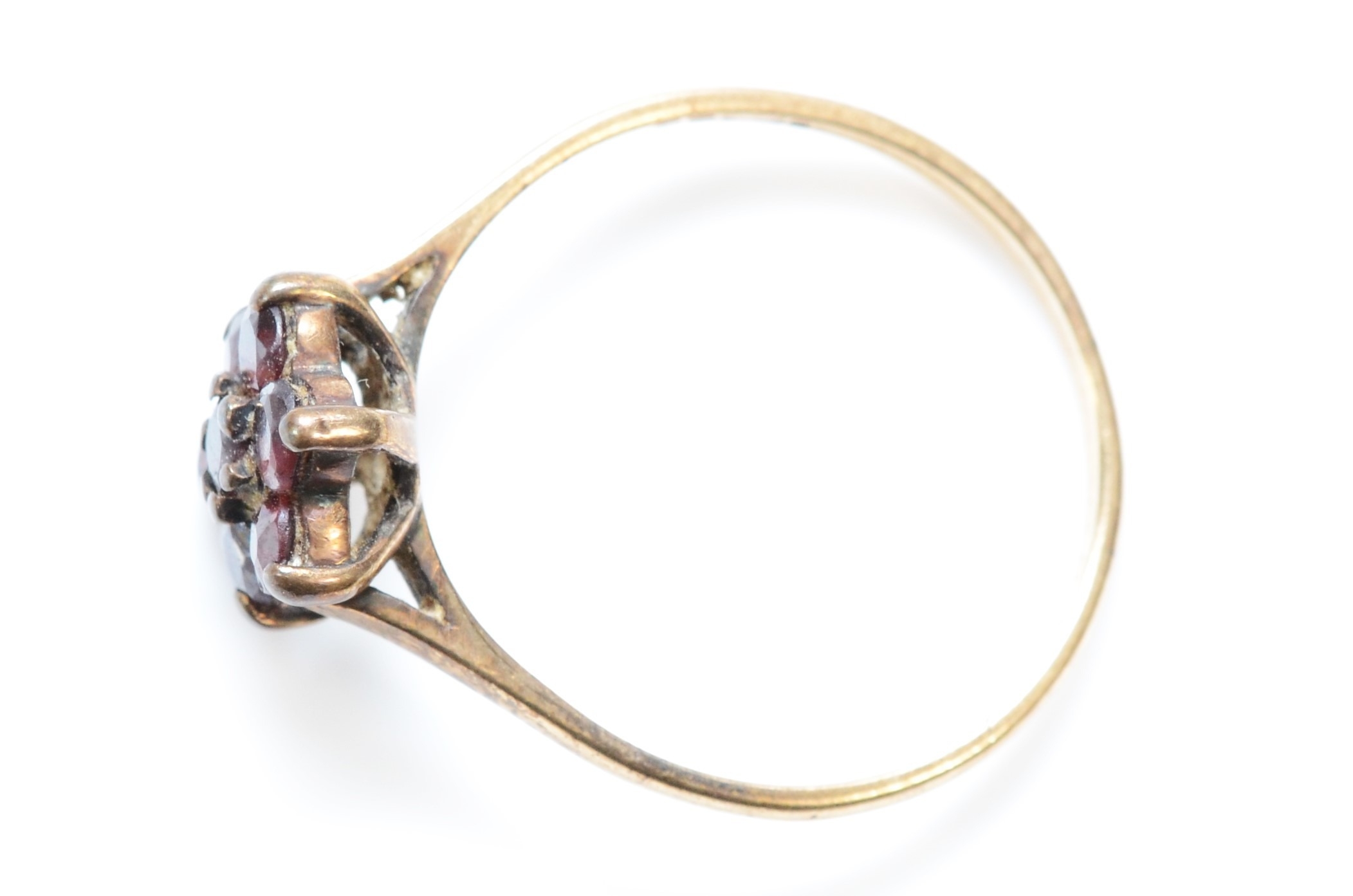 A 9ct gold garnet cluster ring, V, 2.7gm - Image 2 of 2