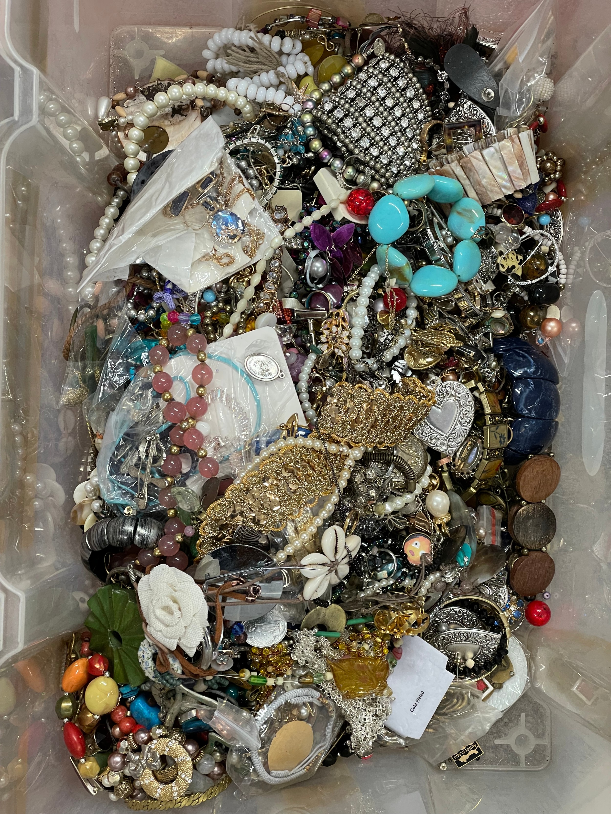 Approximately 10kg of costume jewellery.