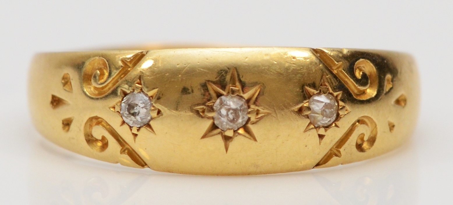 An Edwardian 18ct gold and star gypsy set three stone diamond ring, Birmingham 1902, O, 2.3gm