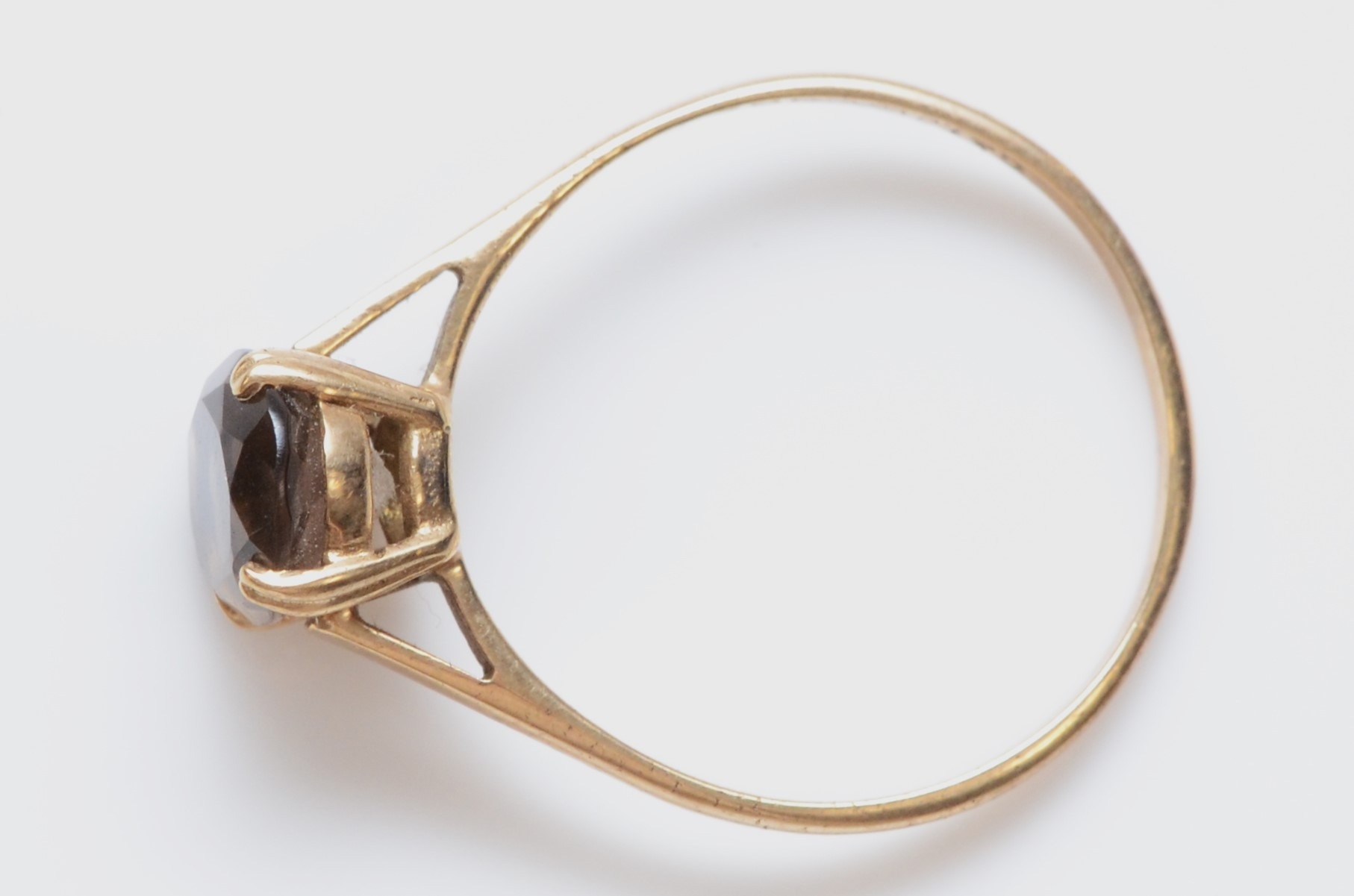 A vintage 9ct gold and smokey quartz ring, 9 x 7mm, R, 1.9gm - Image 2 of 2