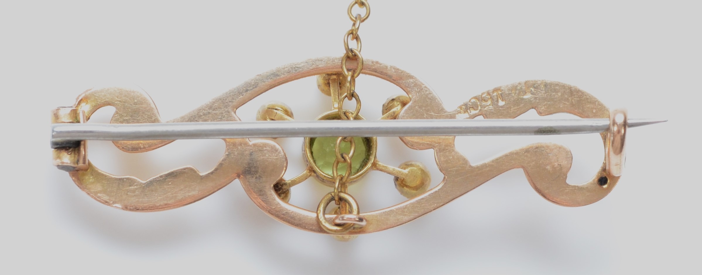A Victorian 15ct gold peridot and half pearl brooch, 36mm, 2.4gm, metal pin - Image 2 of 2