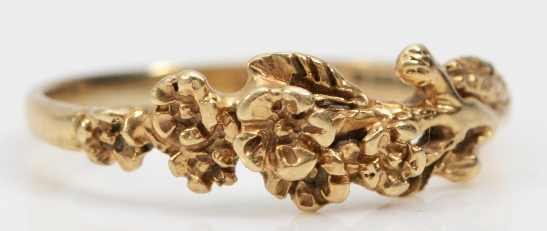 A 9ct gold and cast floral fronted ring, M, 1.7gm