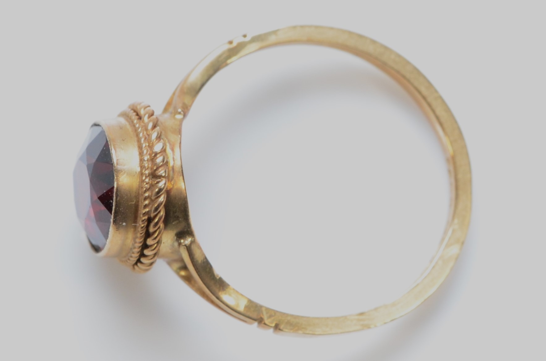 A 9ct gold and garnet single stone ring, stone 10 x 8mm, O 1/2, 2.9gm - Image 2 of 2