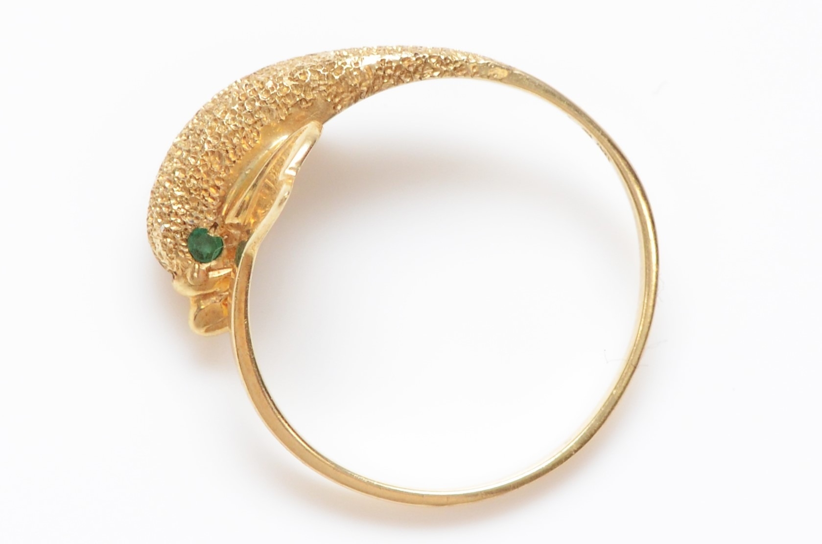 A 9ct gold textured dolphin ring, emerald set eyes, N, 1.6gm - Image 3 of 3