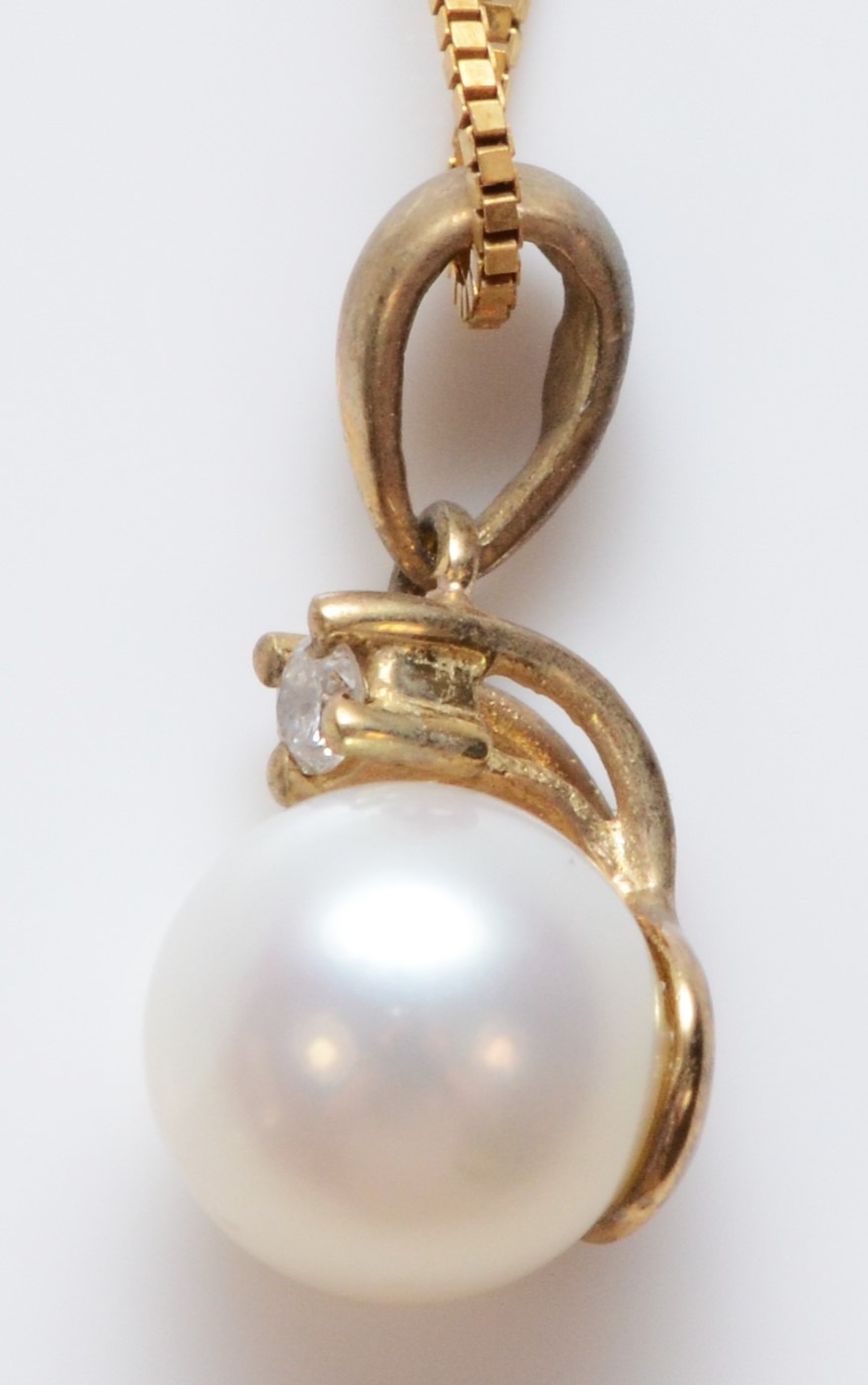 A 9ct gold diamond and 5mm cultured pearl pendant, chain, 1.5gm - Image 2 of 2