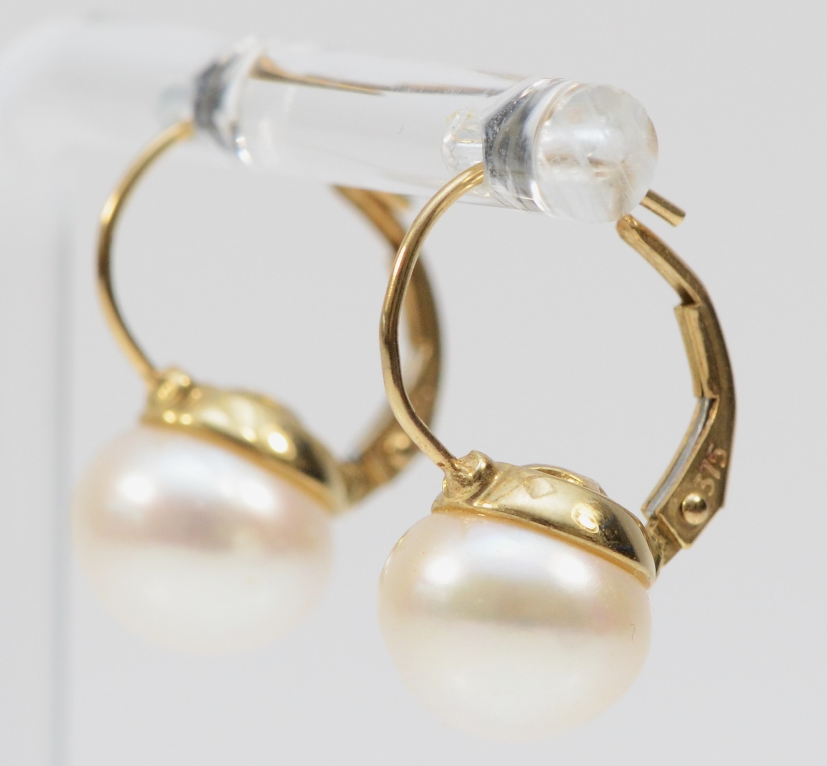 A pair of 375 gold and 9mm cultured pearl ear rings - Bild 2 aus 2