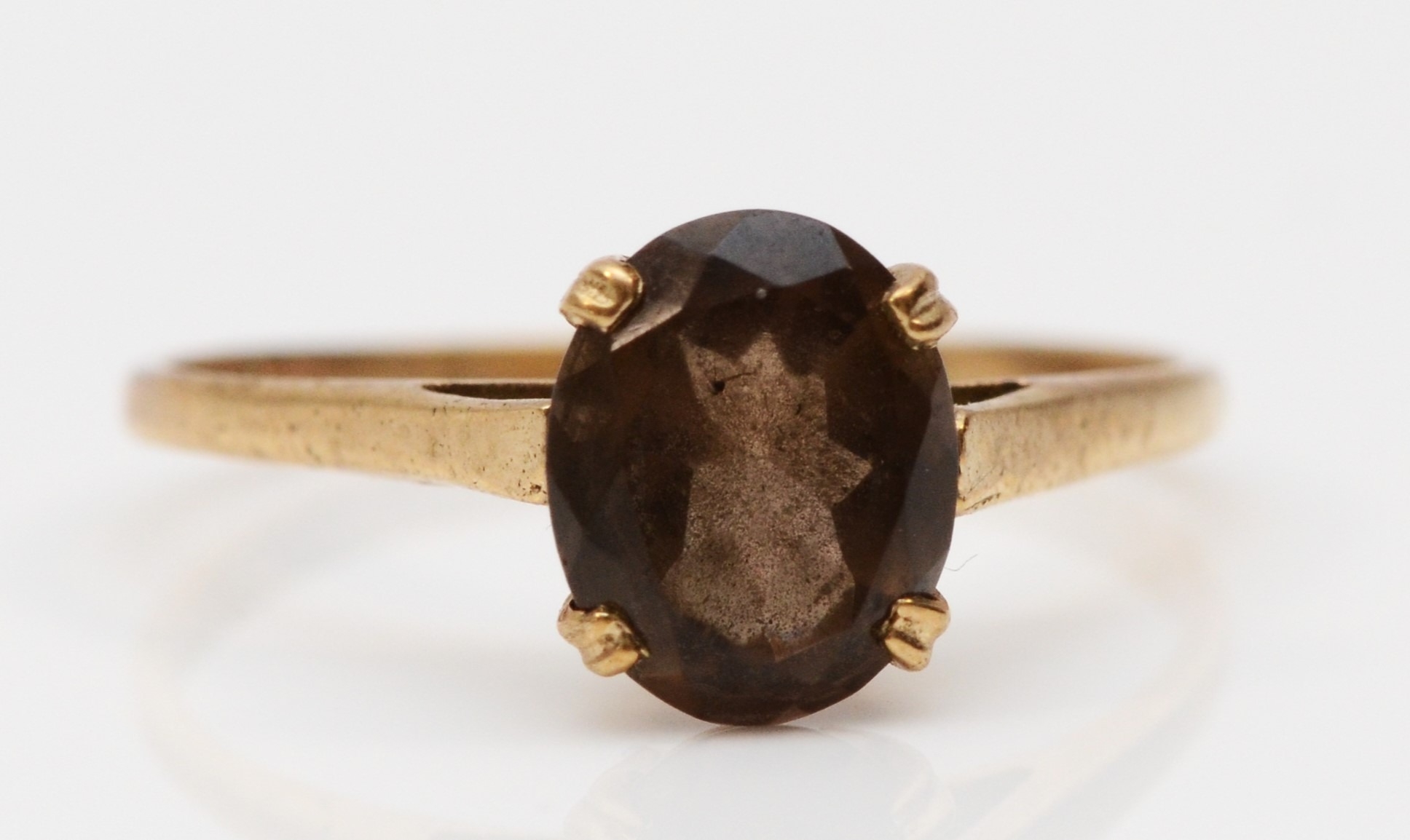 A vintage 9ct gold and smokey quartz ring, 9 x 7mm, R, 1.9gm