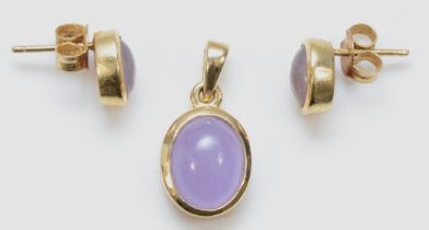 A 9ct gold dyed lavender jadeite oval pendant, 18 x 9mm, together with a matching pair of stud