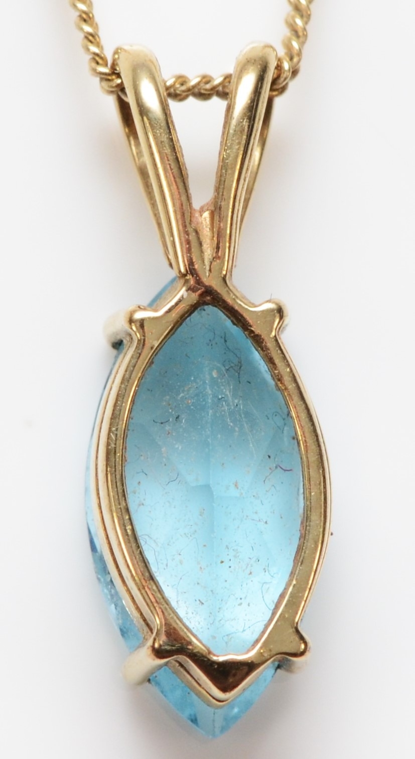 A 9ct gold and topaz pendant, stone 14 x 7mm, chain, 3gm - Image 2 of 2