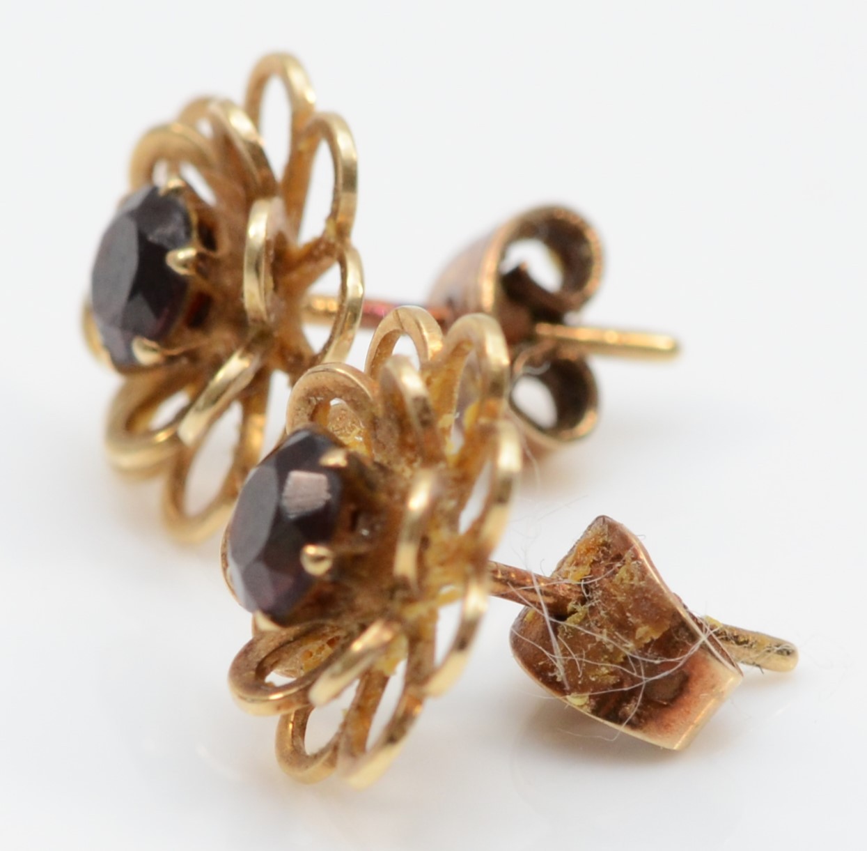 A pair of 9ct gold garnet floral stud earrings, 11mm, 1.5gm. - Image 2 of 2