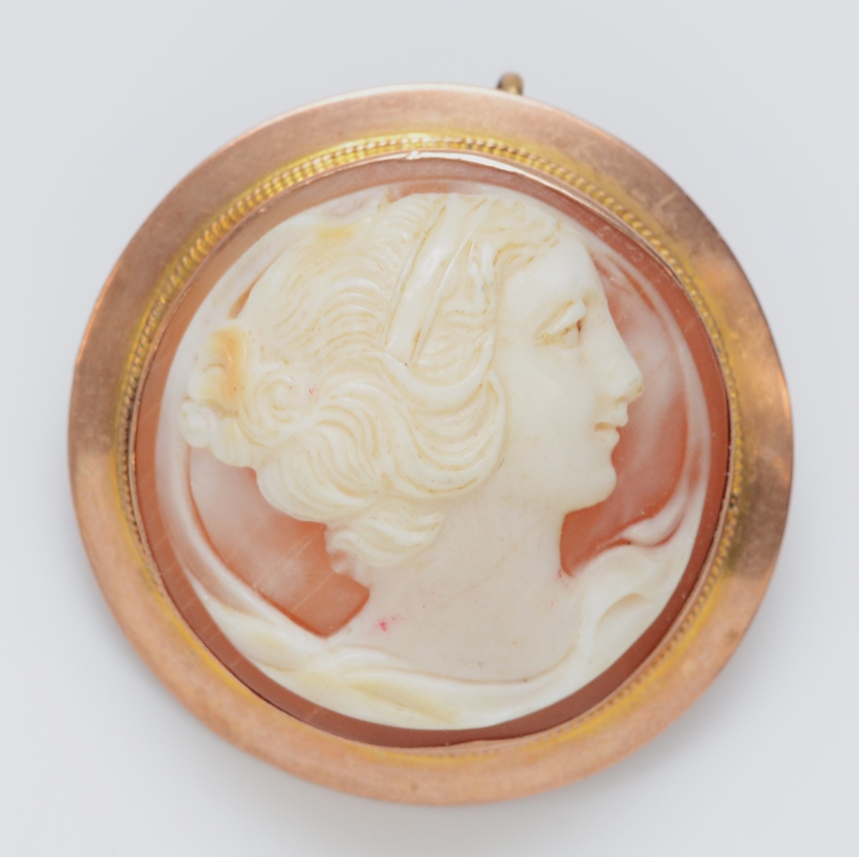 A 9ct rose gold mounted shell cameo brooch, diameter 30mm, 8.4gm