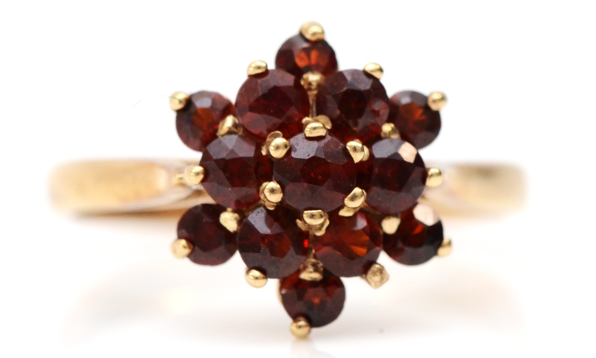 A 9ct gold and garnet cluster ring, L, 2.4gm.