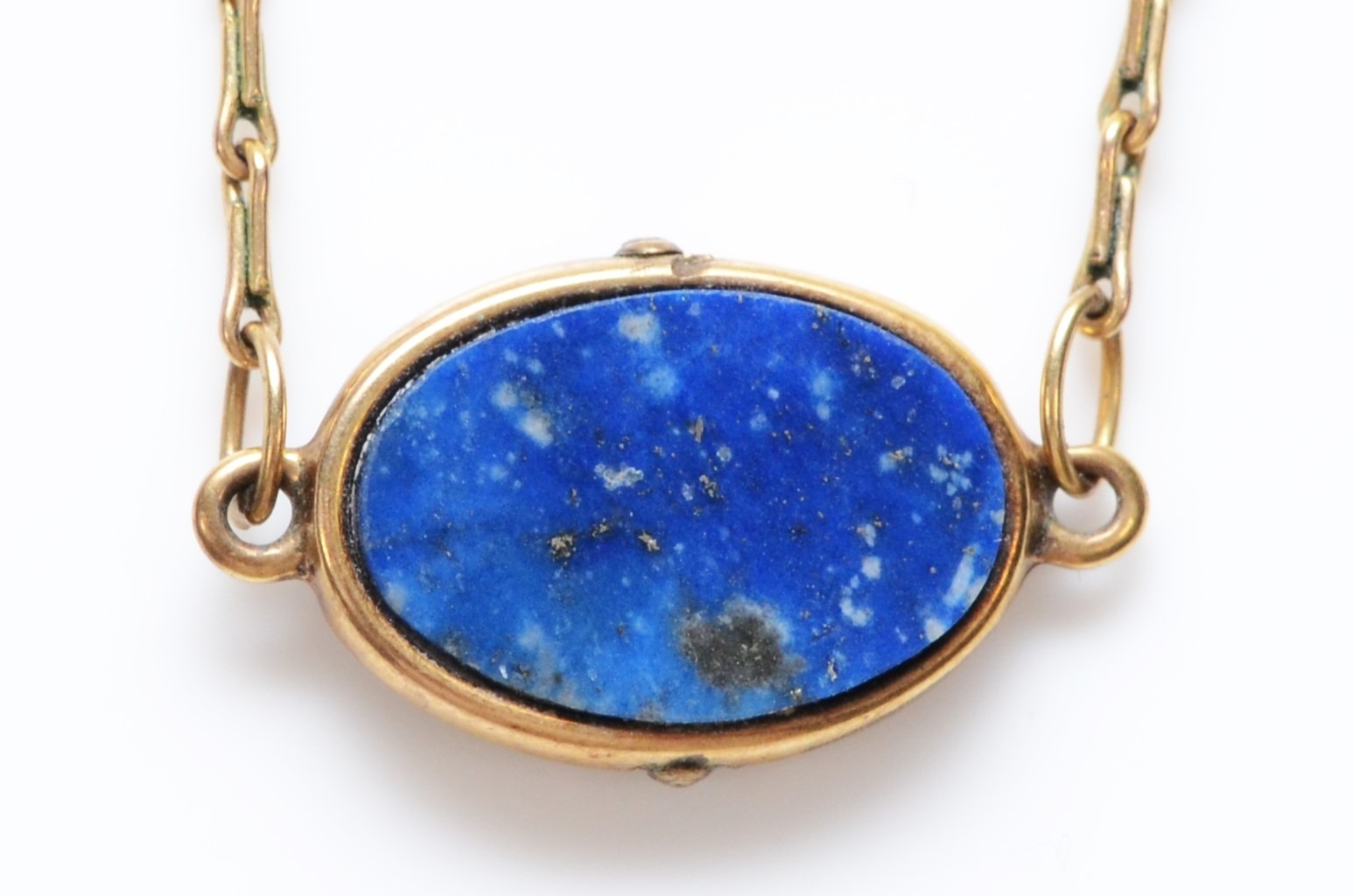 A 9ct gold and lapis lazuli pendant, 36cm, 3.4gm