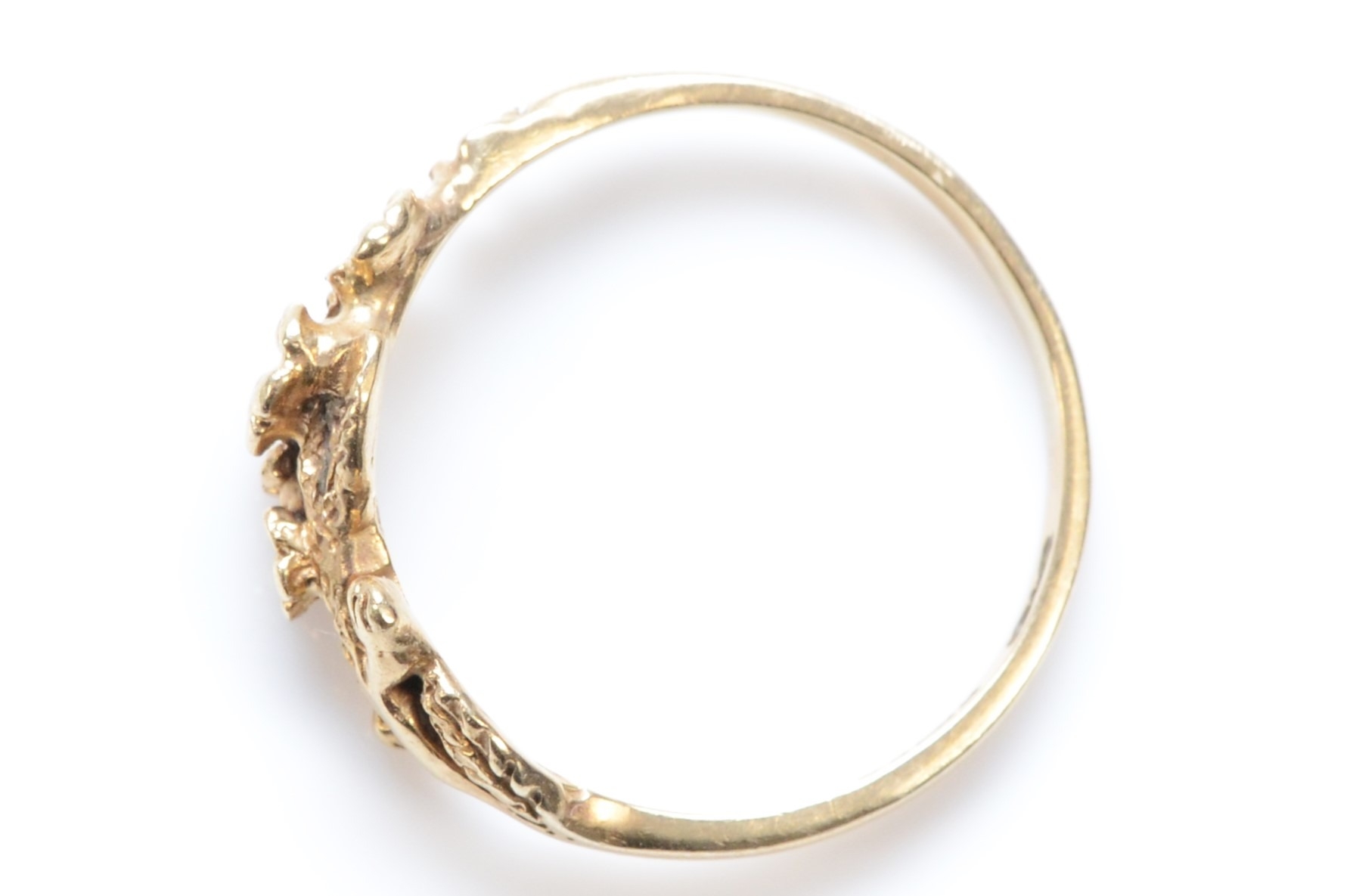 A 9ct gold and cast floral fronted ring, M, 1.7gm - Image 2 of 2