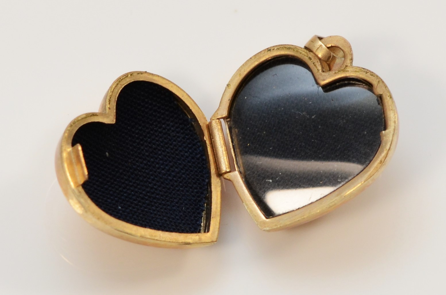 A 9ct gold heart shaped patterned locket, 1.2g - Image 3 of 3