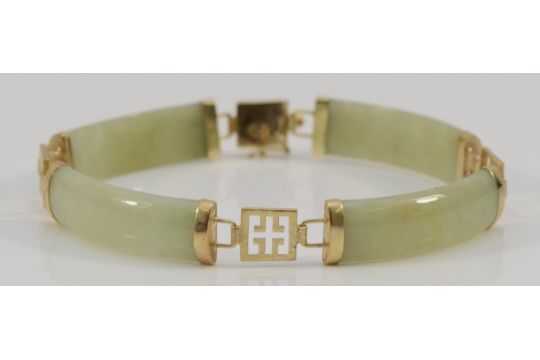 A 9ct gold and jade bracelet, 18cm, 13.3g - Image 1 of 3