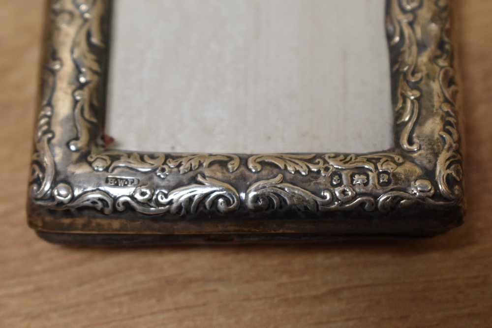 A hallmarked silver photograph frame, dated 1900, Birmingham, a boxed set of silver handled butter - Image 2 of 4