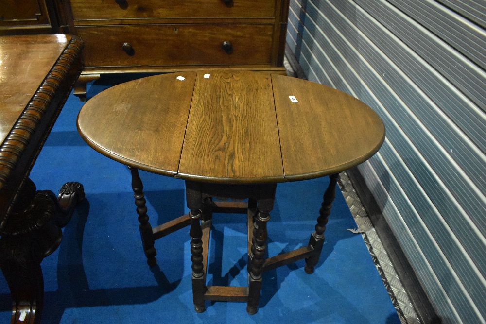 A traditional oak gateleg occasional table, approx width 55cm, open length 84cm, height 68cm - Image 4 of 6